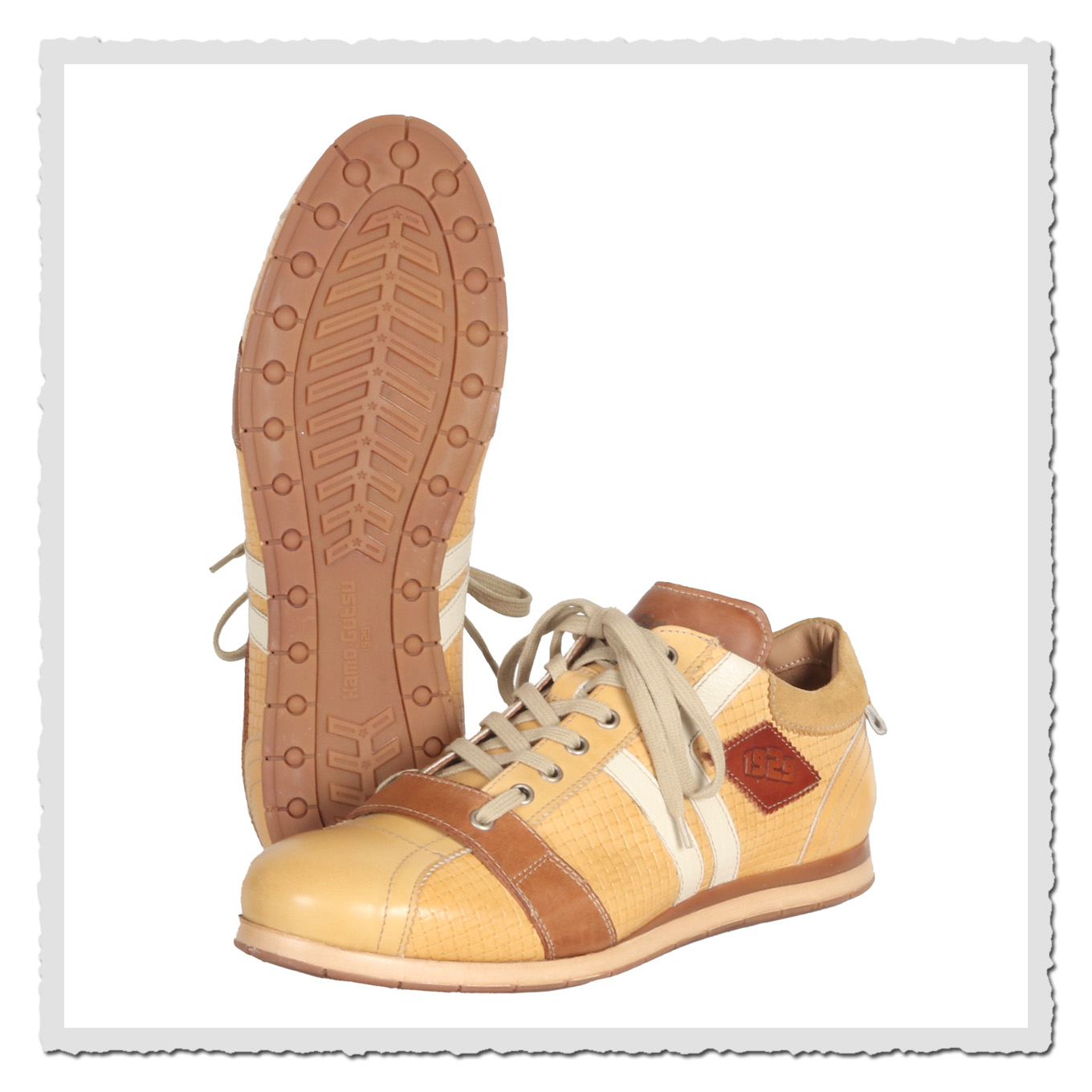 Kamo-Gutsu Tifo 030 Icaro-Ocra mit sichtbarer Profilsohle, ein Schuh stehend, einer liegend, zeigt Retro-Laufsohle und Obermaterial aus Leder.